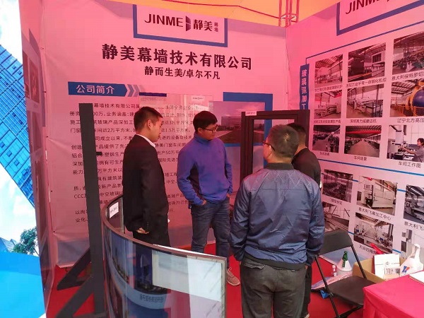 客户在参观静美展品