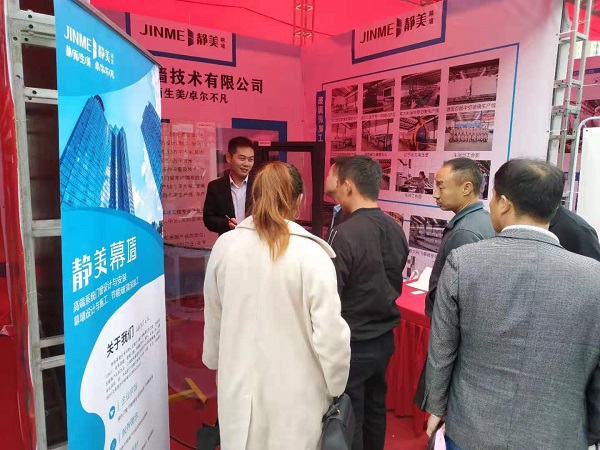 6客户在参观静美展品.jpg 6客户在参观静美展品.jpg