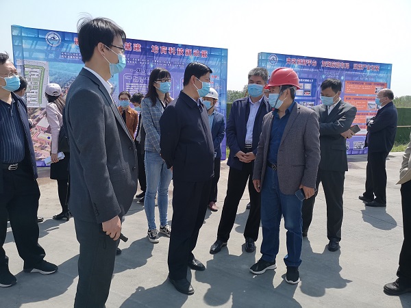 好博在线(中国)唯一官方网站副总经理闫龙广与史占勇副市长就工程创优详细交谈.jpg 好博在线(中国)唯一官方网站副总经理闫龙广与史占勇副市长就工程创优详细交谈.jpg