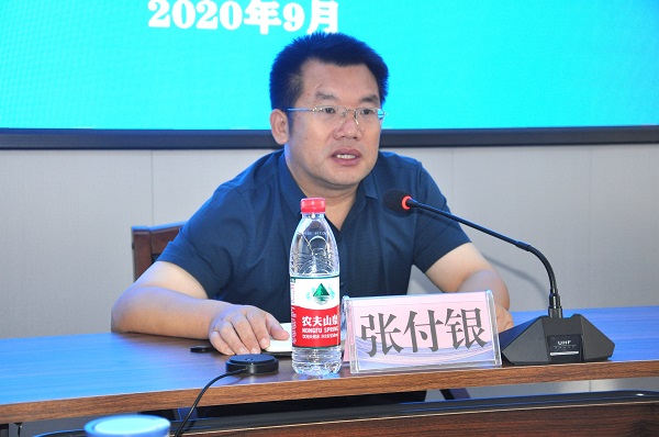 新乡市住房和城市建设局副局长张付银发表讲话.jpg 新乡市住房和城市建设局副局长张付银发表讲话.jpg