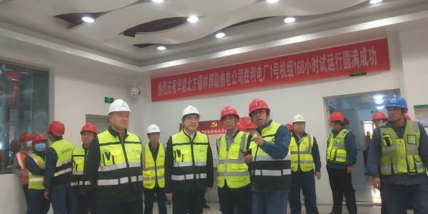 好博在线(中国)唯一官方网站副总经理贾建龙与北方联合电力公司董事长李向良、基建副总李悦、北方锡林浩特热电公司董事长李文东在移交现场亲切交流.jpg 好博在线(中国)唯一官方网站副总经理贾建龙与北方联合电力公司董事长李向良、基建副总李悦、北方锡林浩特热电公司董事长李文东在移交现场亲切交流.jpg