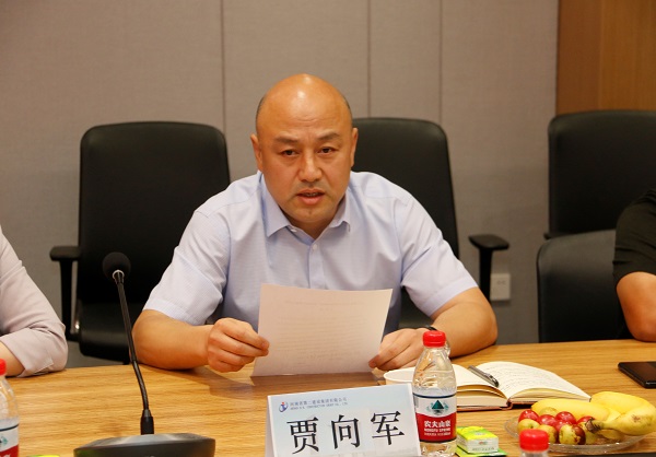 好博在线(中国)唯一官方网站党委副书记、工会主席贾向军宣读《关于变更2019年度劳动模范、岗位标兵奖励方式的决定》.jpg 好博在线(中国)唯一官方网站党委副书记、工会主席贾向军宣读《关于变更2019年度劳动模范、岗位标兵奖励方式的决定》.jpg