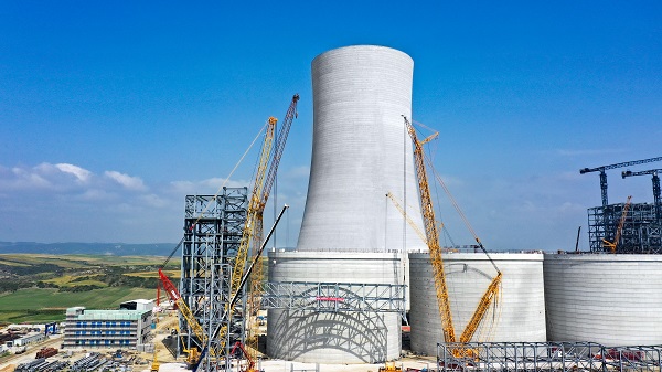 2、BC-4输煤栈桥第一榀桁架开吊.jpg 2、BC-4输煤栈桥第一榀桁架开吊.jpg