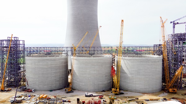 3、BC-4输煤栈桥精准吊装就位.jpg 3、BC-4输煤栈桥精准吊装就位.jpg