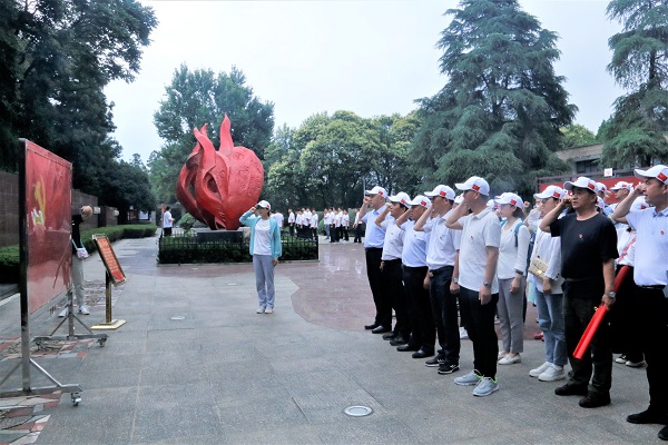 4、重温入党誓词.jpg 4、重温入党誓词.jpg