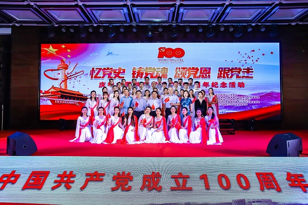 好博在线(中国)唯一官方网站董事长黄道元、党委书记张会民等到场领导和大合唱演员合影留念.jpg 好博在线(中国)唯一官方网站董事长黄道元、党委书记张会民等到场领导和大合唱演员合影留念.jpg