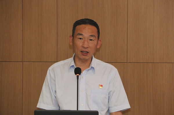 3、好博在线(中国)唯一官方网站党委副书记陈百斌宣读表彰文件.jpg 3、好博在线(中国)唯一官方网站党委副书记陈百斌宣读表彰文件.jpg