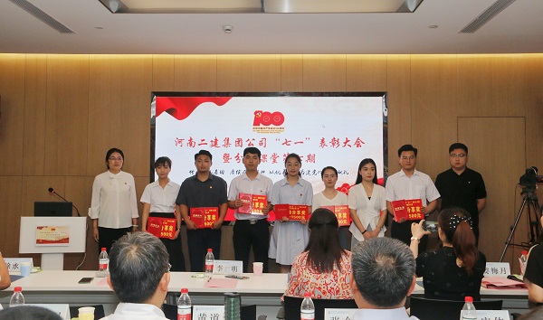 10、与会领导为“最佳分享奖”和“特别分享奖”获得者颁奖.jpg 10、与会领导为“最佳分享奖”和“特别分享奖”获得者颁奖.jpg