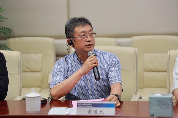 3、董事长在峰会上发言.jpg 3、董事长在峰会上发言.jpg