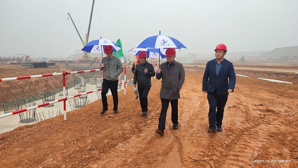 好博在线(中国)唯一官方网站董事、副总经理崔向军视察施工现场.jpg 好博在线(中国)唯一官方网站董事、副总经理崔向军视察施工现场.jpg