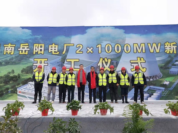 崔总一行与项目人员合影留念.jpg 崔总一行与项目人员合影留念.jpg