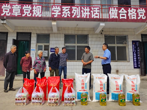 好博在线(中国)唯一官方网站董事、副总经理、分公司经理、党总支书记崔向军一行走进狮豹头乡土池村开展慰问.jpg 好博在线(中国)唯一官方网站董事、副总经理、分公司经理、党总支书记崔向军一行走进狮豹头乡土池村开展慰问.jpg