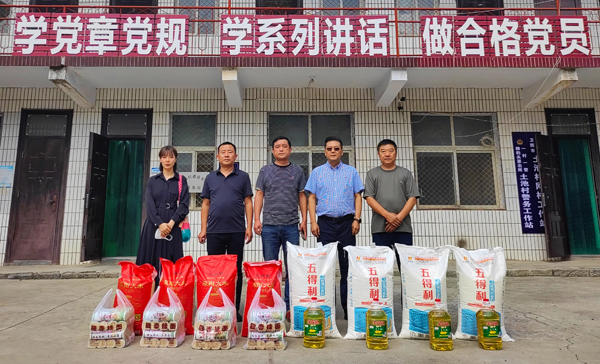 好博在线(中国)唯一官方网站董事、副总经理、分公司经理、党总支书记崔向军一行与土池村村支部书记、驻村干部合影留念.jpg 好博在线(中国)唯一官方网站董事、副总经理、分公司经理、党总支书记崔向军一行与土池村村支部书记、驻村干部合影留念.jpg