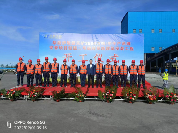 2好博在线(中国)唯一官方网站副总经理王春岭与项目人员合影.jpg 2好博在线(中国)唯一官方网站副总经理王春岭与项目人员合影.jpg