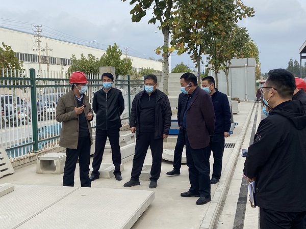 2参观清水构件展区.jpg 2参观清水构件展区.jpg