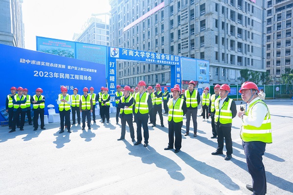 与会人员现场观摩11.jpg 与会人员现场观摩11.jpg