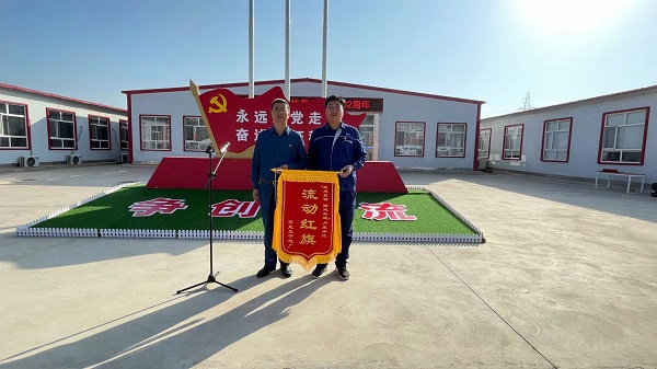 1、华能正宁电厂厂长王兴俊向河南二建正宁项目部党支部授予流动红旗.jpg 1、华能正宁电厂厂长王兴俊向河南二建正宁项目部党支部授予流动红旗.jpg