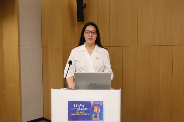 主持人.jpg 主持人.jpg