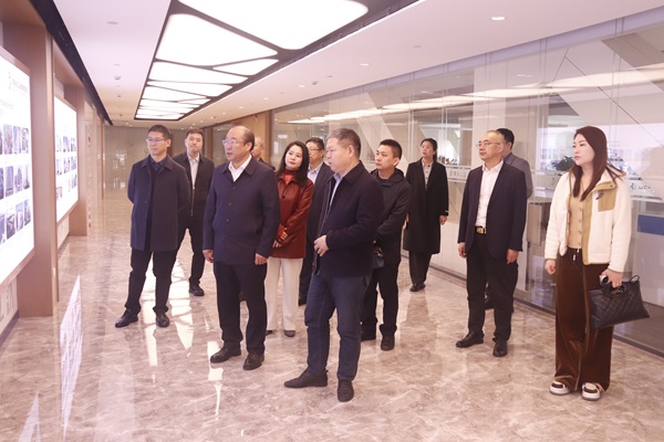 好博在线(中国)唯一官方网站董事长祝建明陪同孙秘书长一行参观企业文化长廊.jpg 好博在线(中国)唯一官方网站董事长祝建明陪同孙秘书长一行参观企业文化长廊.jpg