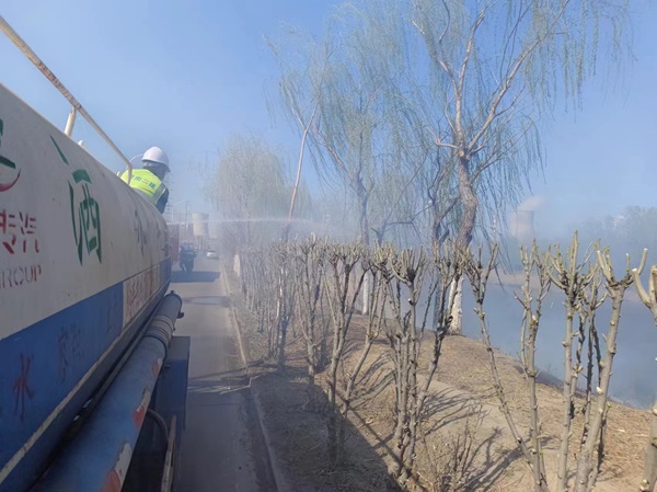 项目部员工积极参与配合火灾救援 (1).jpg 项目部员工积极参与配合火灾救援 (1).jpg