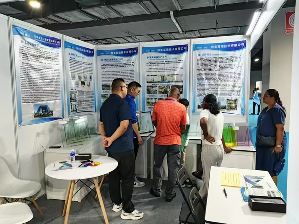 国际客户参观静美展品.jpg 国际客户参观静美展品.jpg