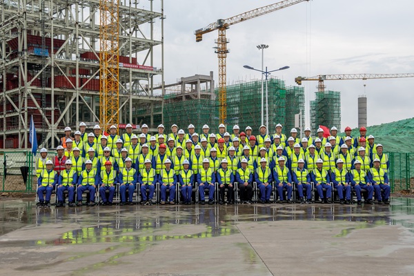 附件2：与会人员在工程现场合影留念.jpg